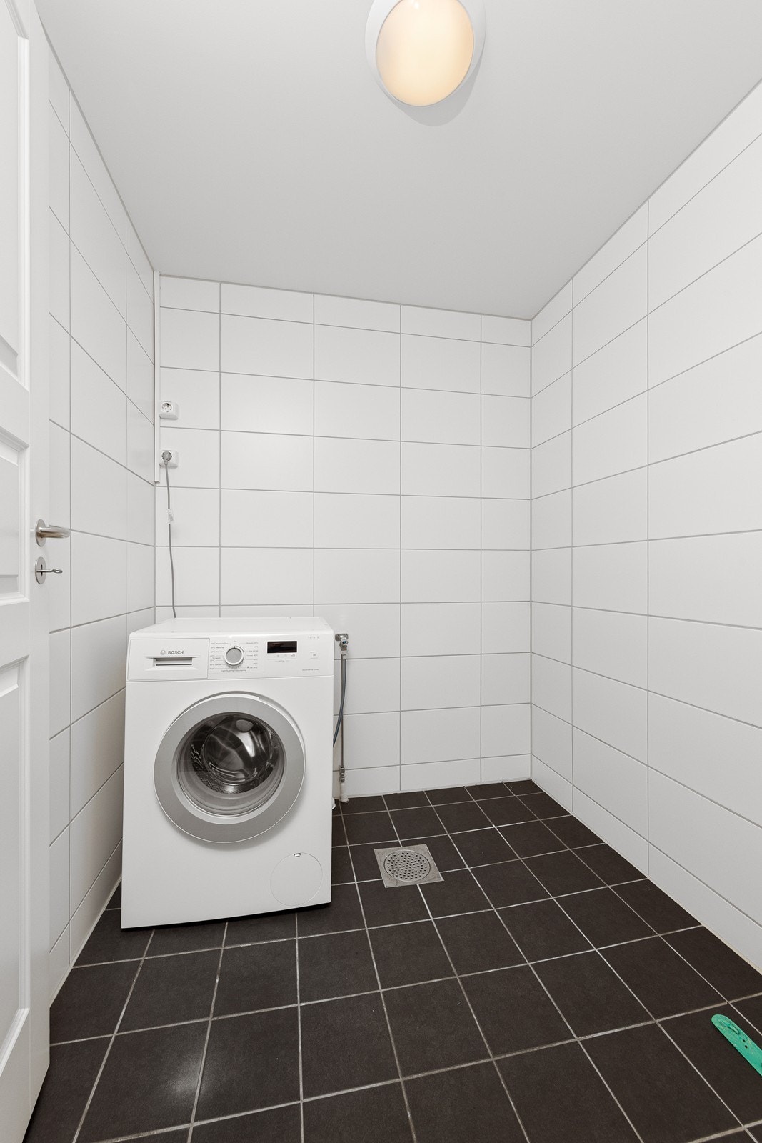 Vaskerommet er flislagt og har gulvvarme for økt komfort., og har opplegg for vaskemaskin. Galleribilde