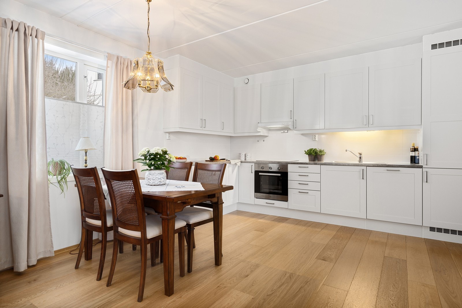 Innredningen er godt utstyrt med kjøl-/fryseskap, oppvaskmaskin, induksjonstopp, stekeovn, vannstoppsystem og komfyrvakt. Galleribilde