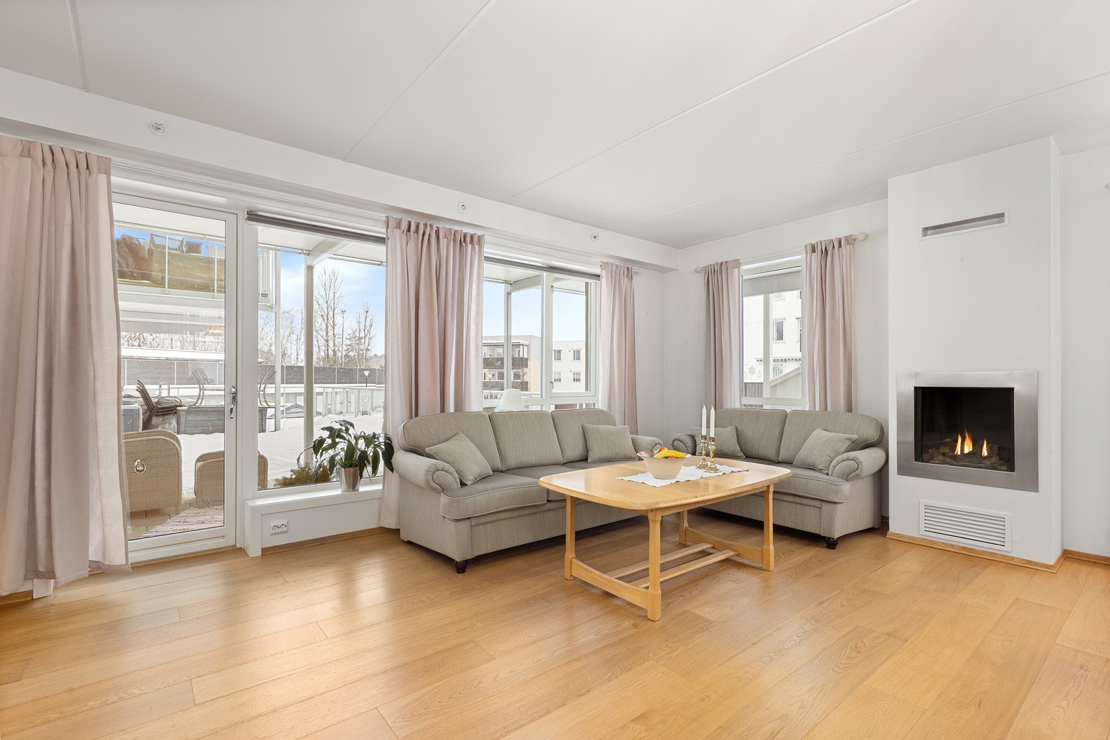 Fra store vindusflater slippes det inn godt med naturlig dagslys. Galleribilde