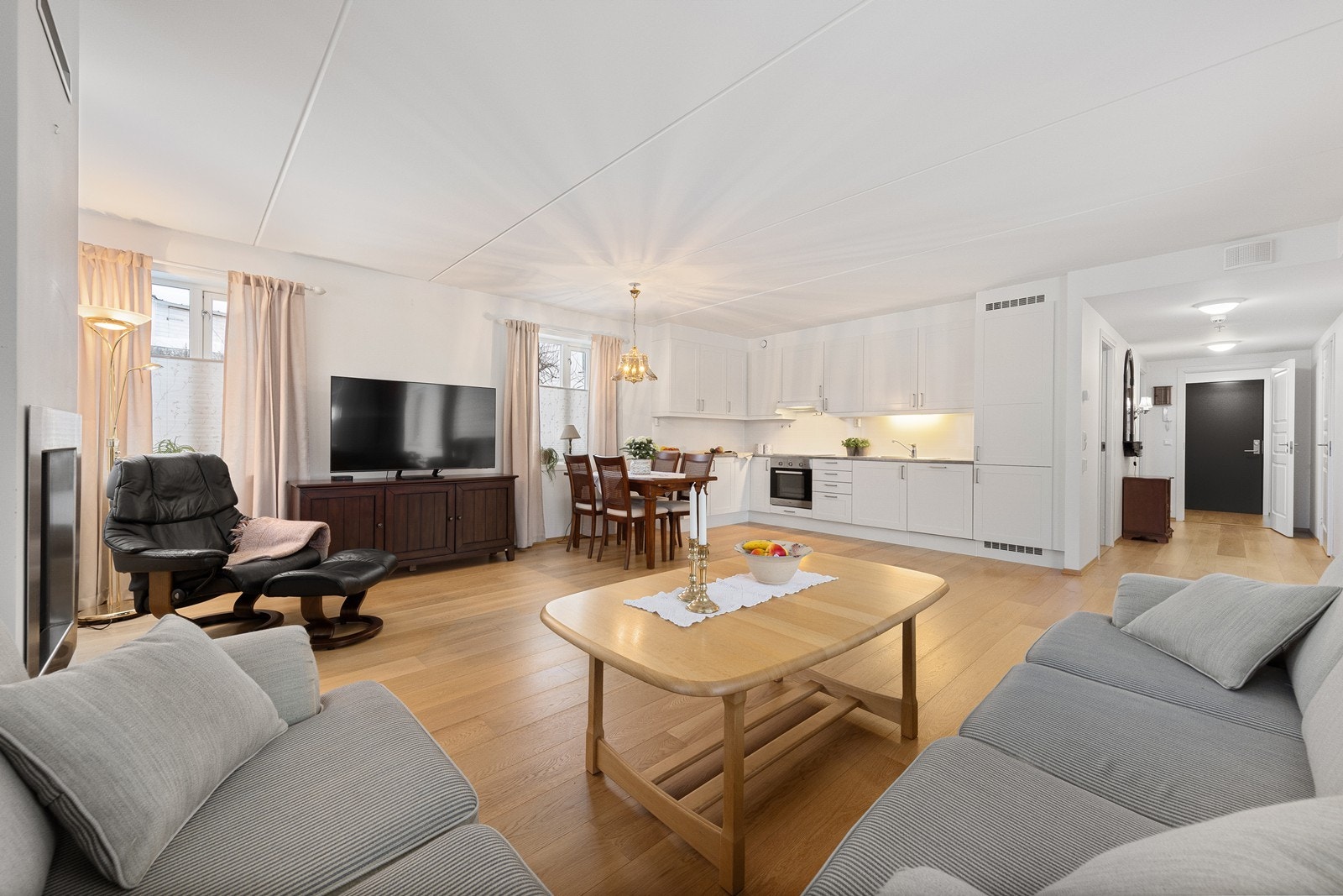 Leiligheten har en lys og åpen stue- og kjøkkenløsning. Galleribilde