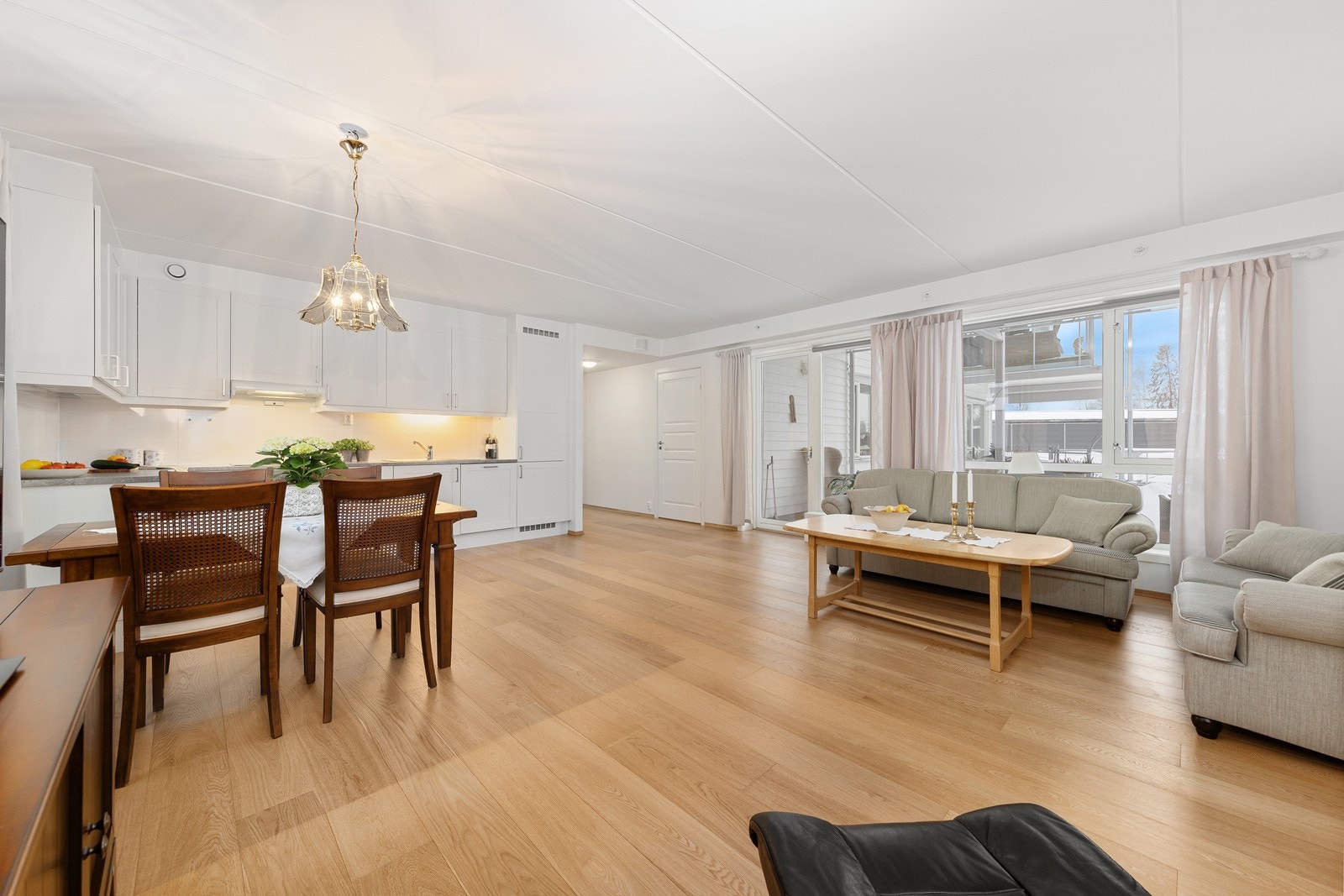 Den åpne løsningen gir plass til møblering av både sofa- og spisegruppe, og fungerer som et sosialt allrom. Galleribilde