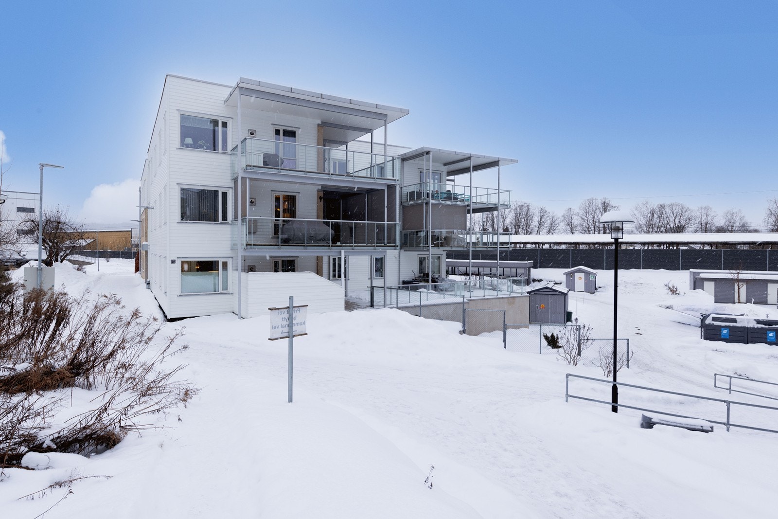 Her bor du i et rolig og idyllisk område, med kort gangavstand til sentrum, offentlig kommunikasjon, butikker og øvrige fasiliteter. Galleribilde