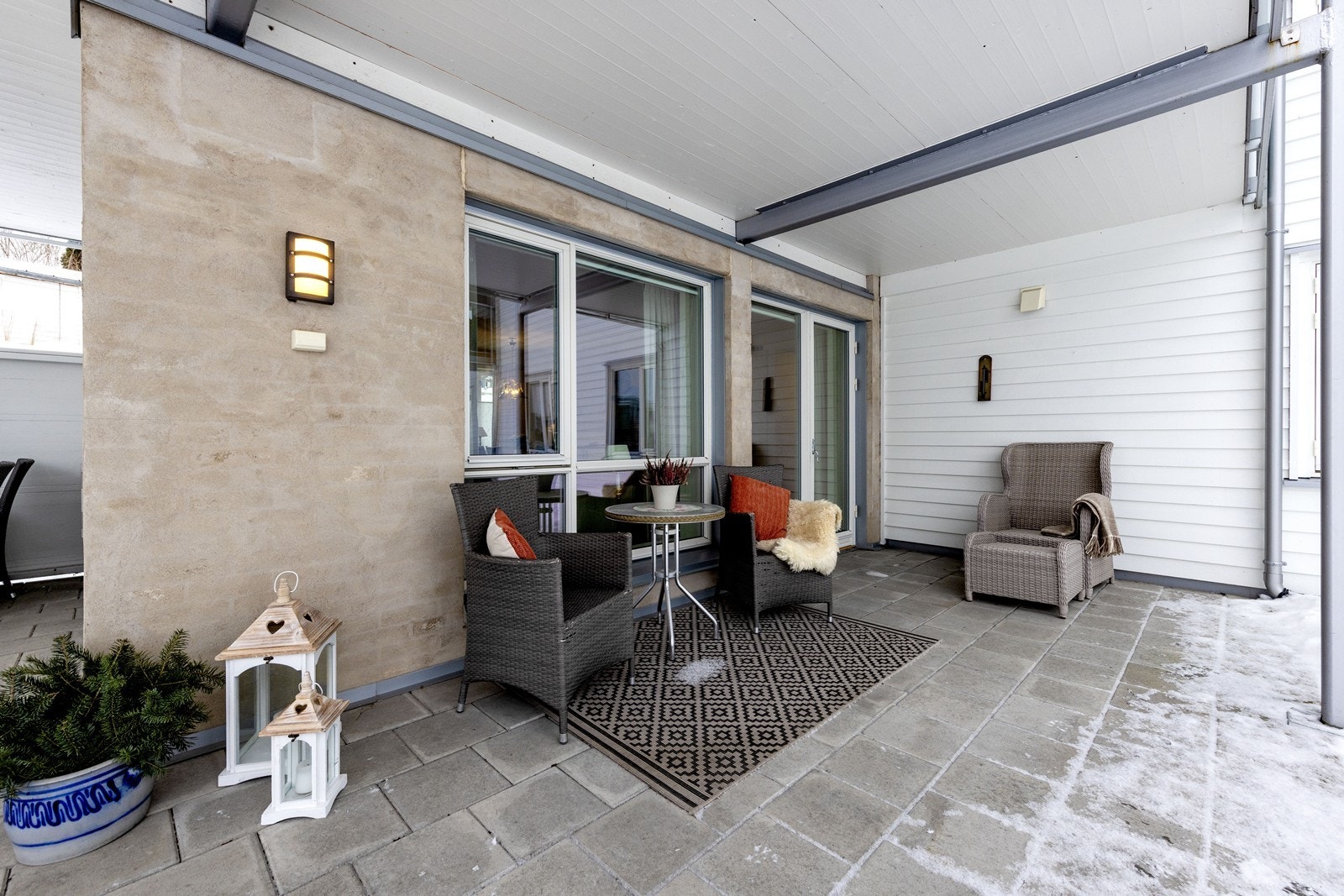 Med en romslig og skjermet uteplass er det gode muligheter for ulik soneinndeling. Galleribilde