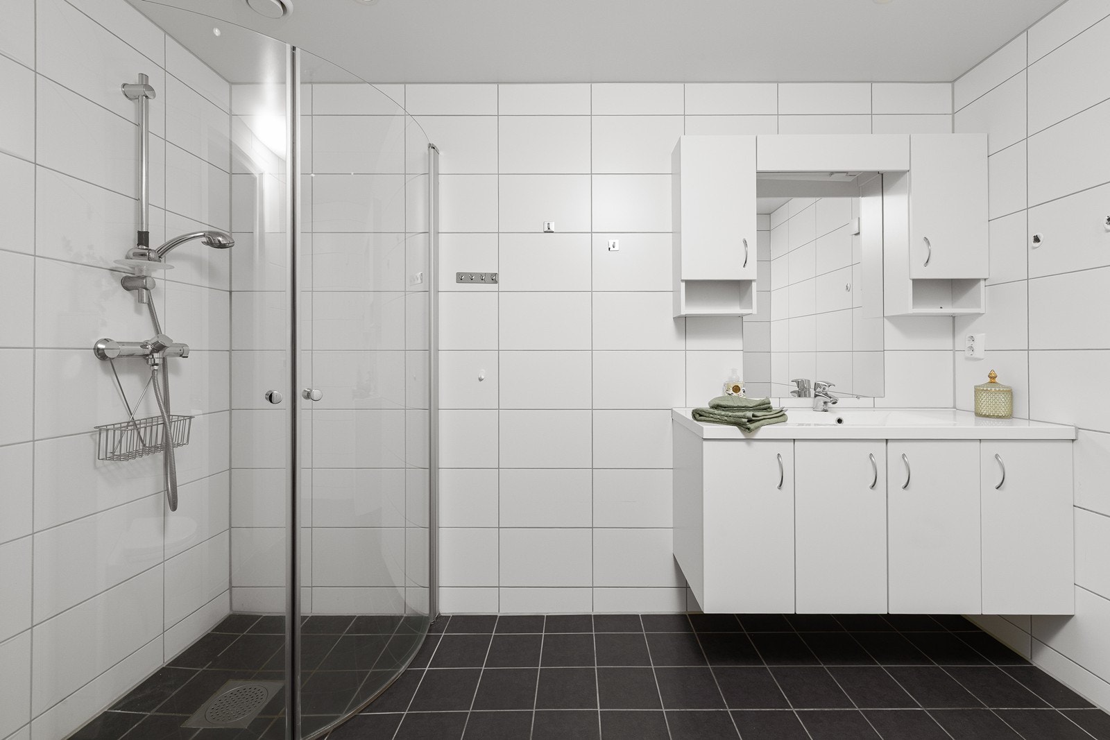 Badet er stilrent og tidløst med flislagte overflater og har behagelig gulvvarme. Galleribilde