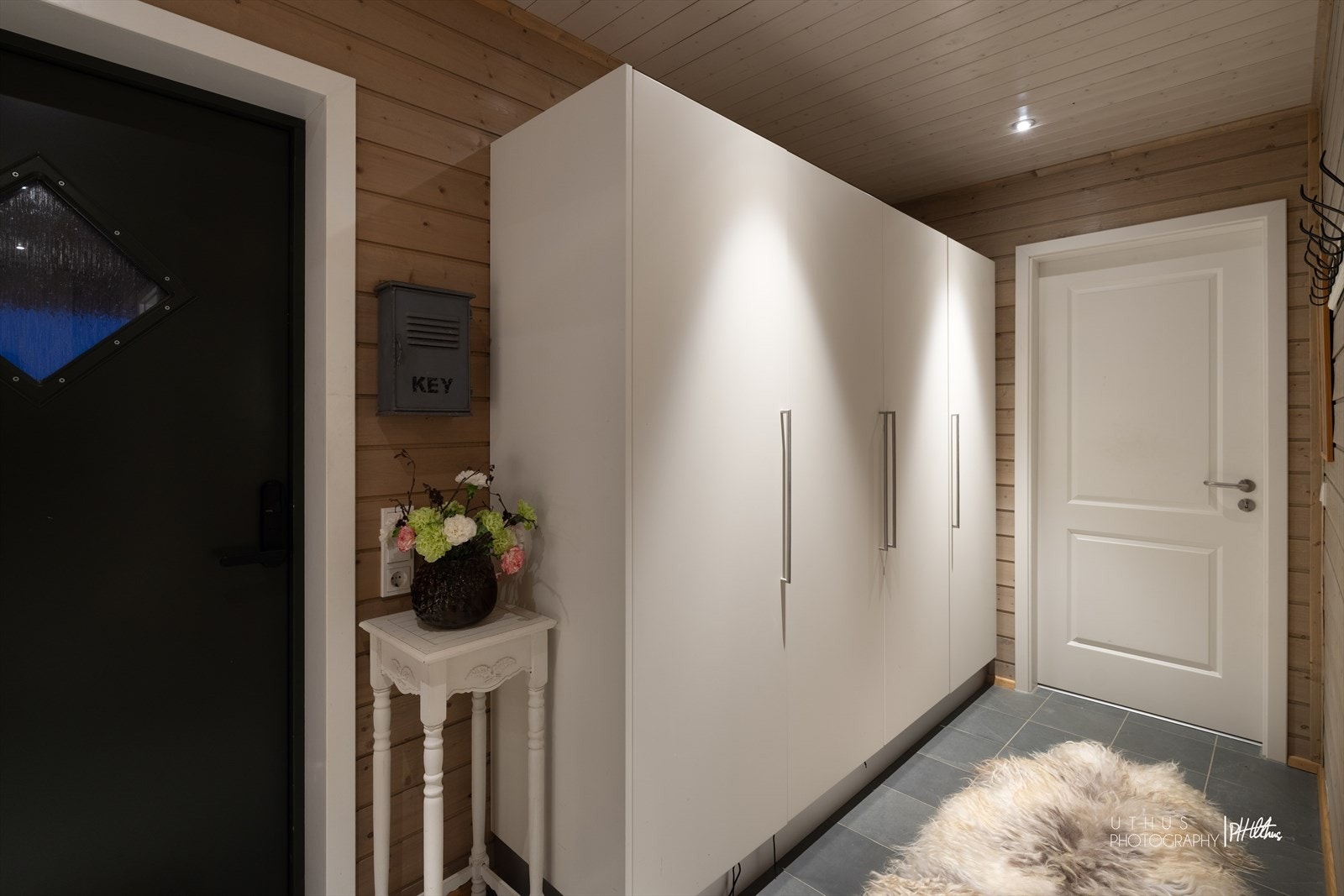 Entrè med flisgulv og god skapplass Galleribilde