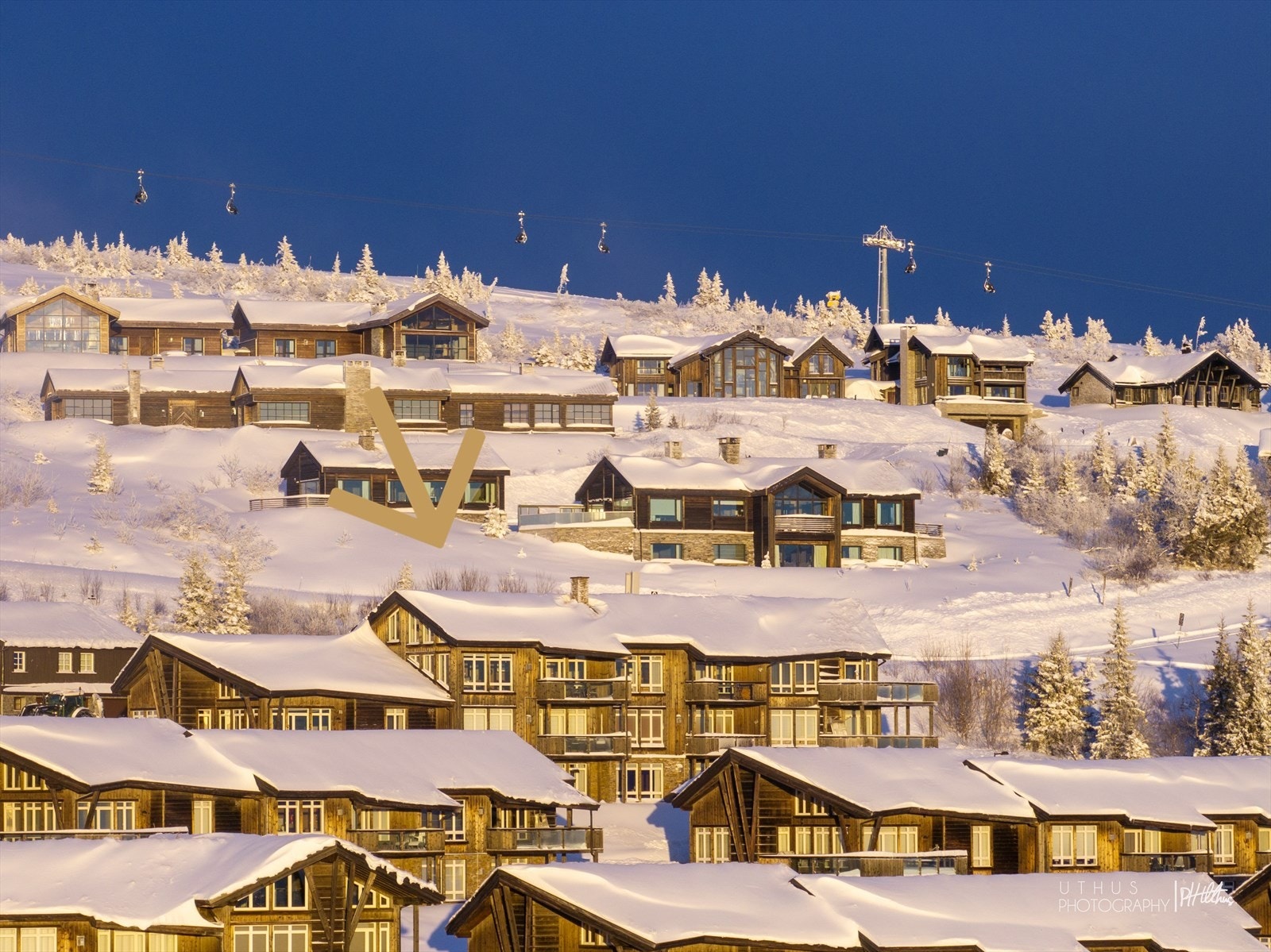 Leiligheten går over to plan og er plassert RETT ved bakken! Galleribilde