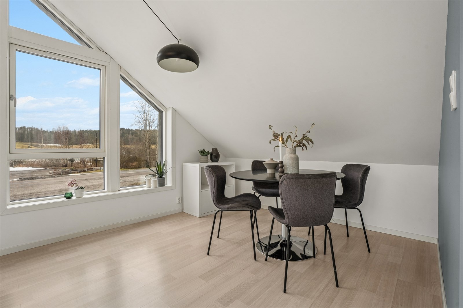 Ved kjøkkenet er det god plass til spisestuebord - her kan man nyte en vakker utsikt mens man nyter et bedre måltid Galleribilde