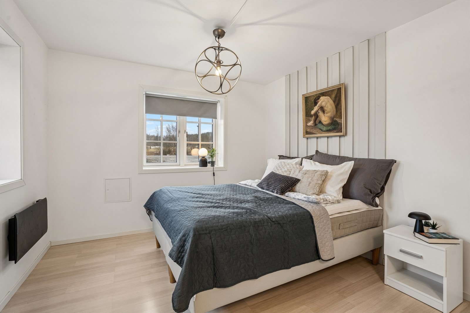 Soverom nr. 2 - Stort soverom med god plass til både dobbeltseng og nattbord (i tillegg til eget walk-in closet) Galleribilde