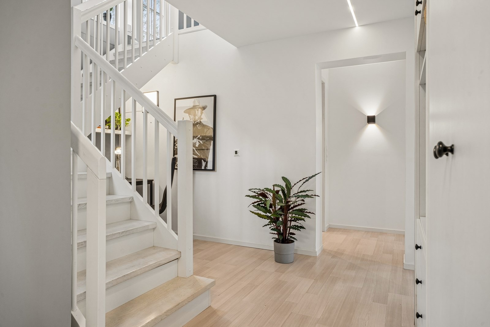 Lys og romslig hall m/trapp opp til 2. etasje Galleribilde