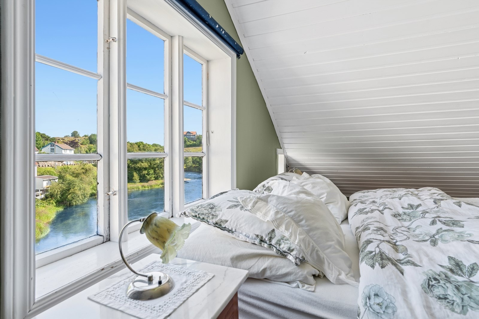 Fra soverommene i andre etasje har man utsikt mot elven og det omkringliggende landskapet. Galleribilde
