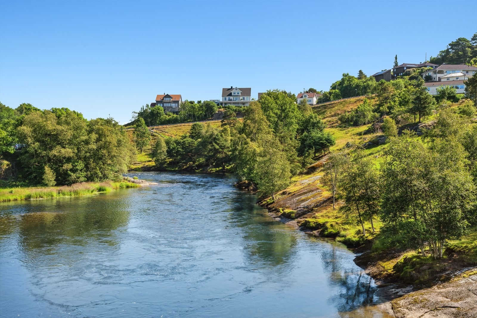 Der elva renner rett utenfor i din egen hage: En stemning du ikke finner noe annet sted. Galleribilde