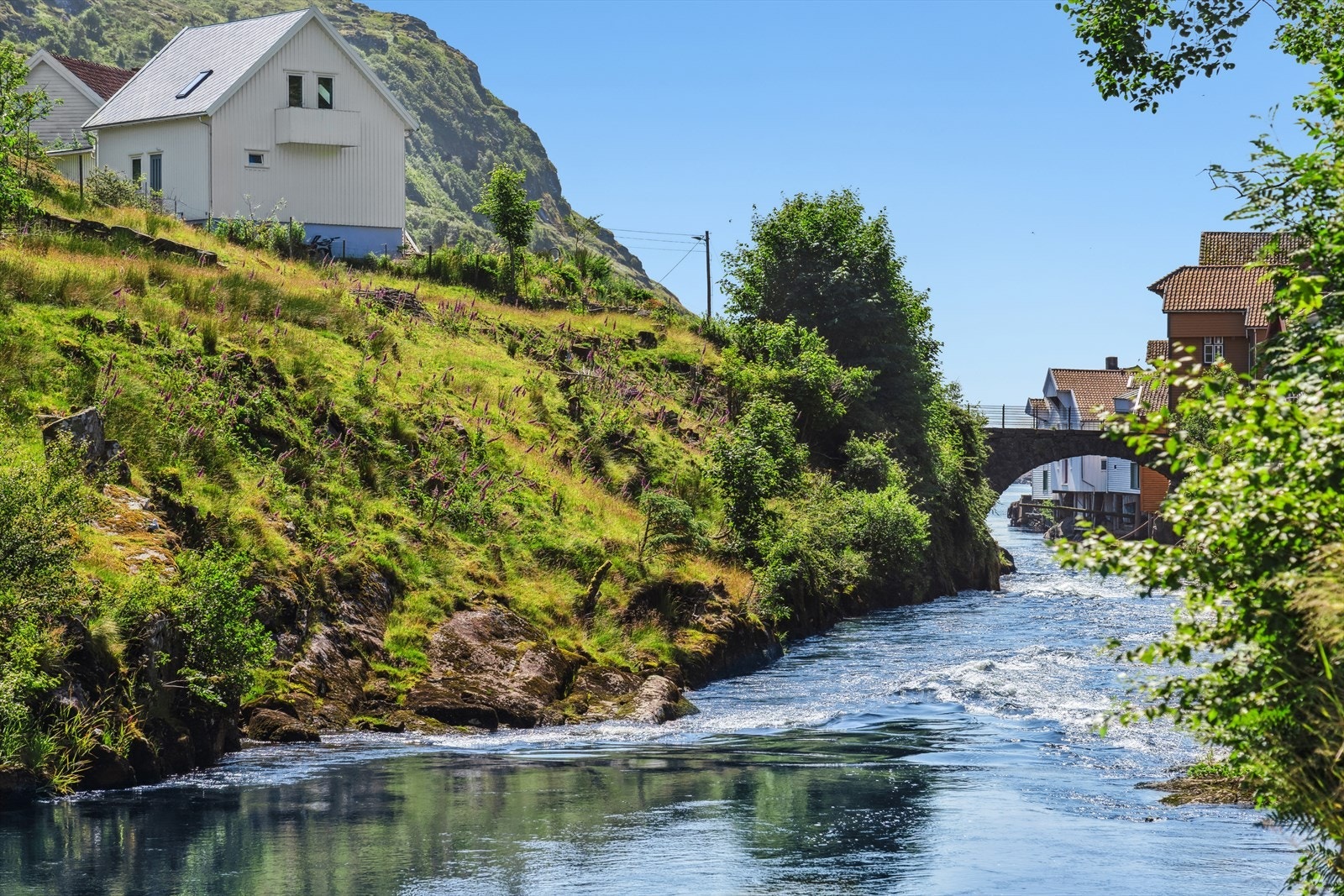 Sogndalstrand er kjent for sin godt bevarte trehusbebyggelse fra 1700- og 1800-tallet. Galleribilde