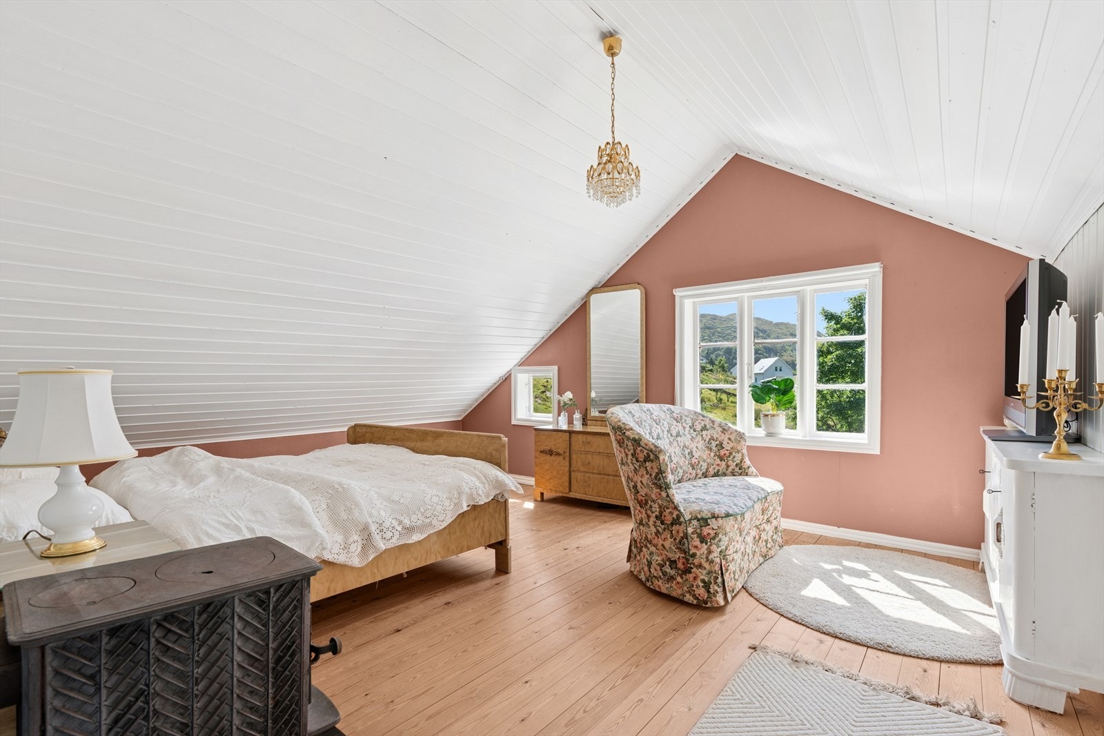 Etasjen er innredet med 2 soverom. Disse rommene har skråtak og vinduer som gir utsikt over omgivelsene. Galleribilde
