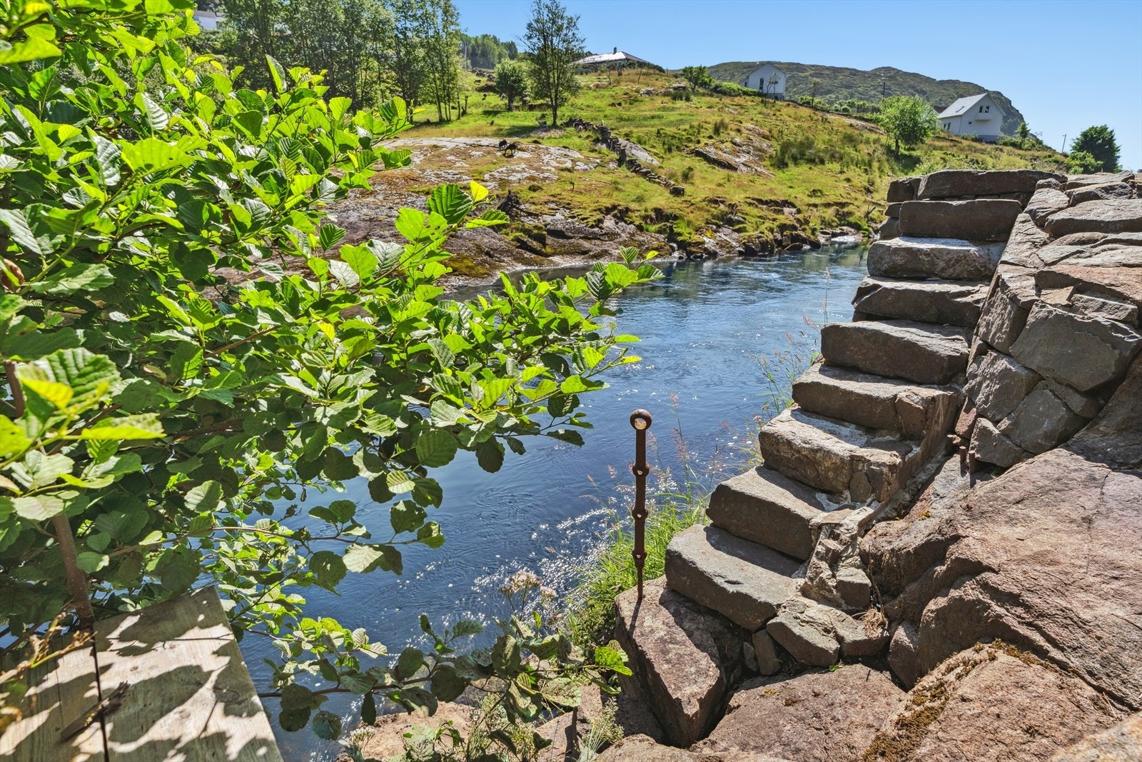 Trapp ned til egen badeplass. Galleribilde