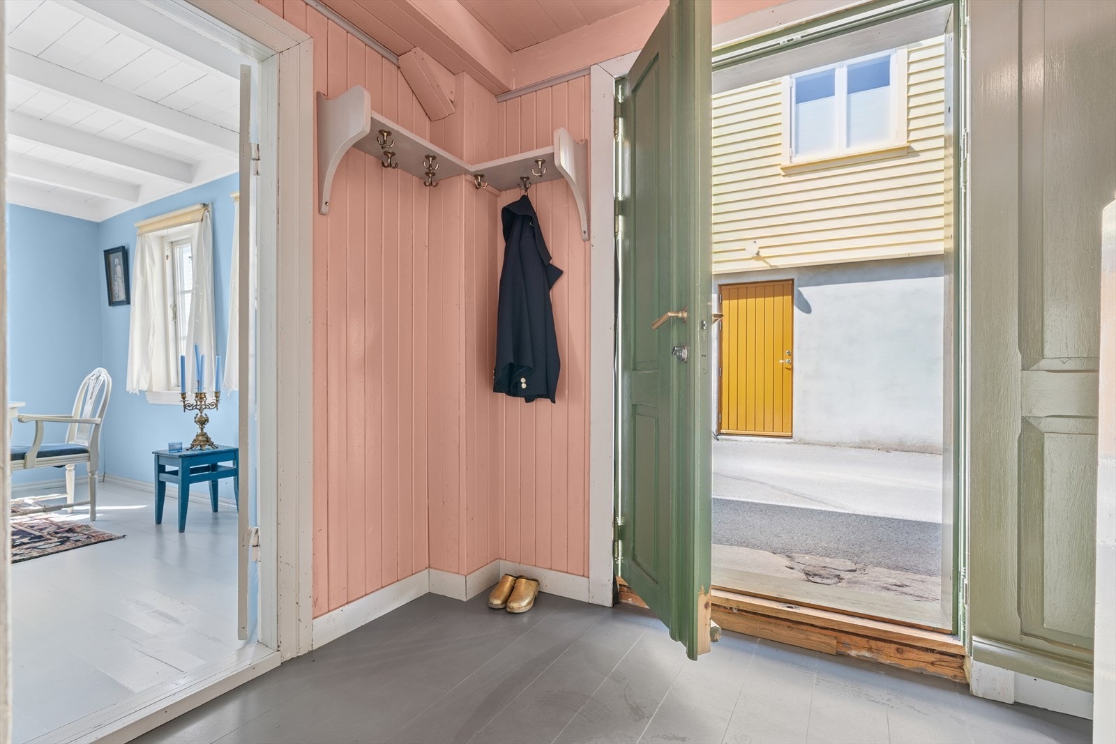 Fra hoveddøren trer du inn i en lys entré som leder videre inn til boligens hovedetasje. Galleribilde