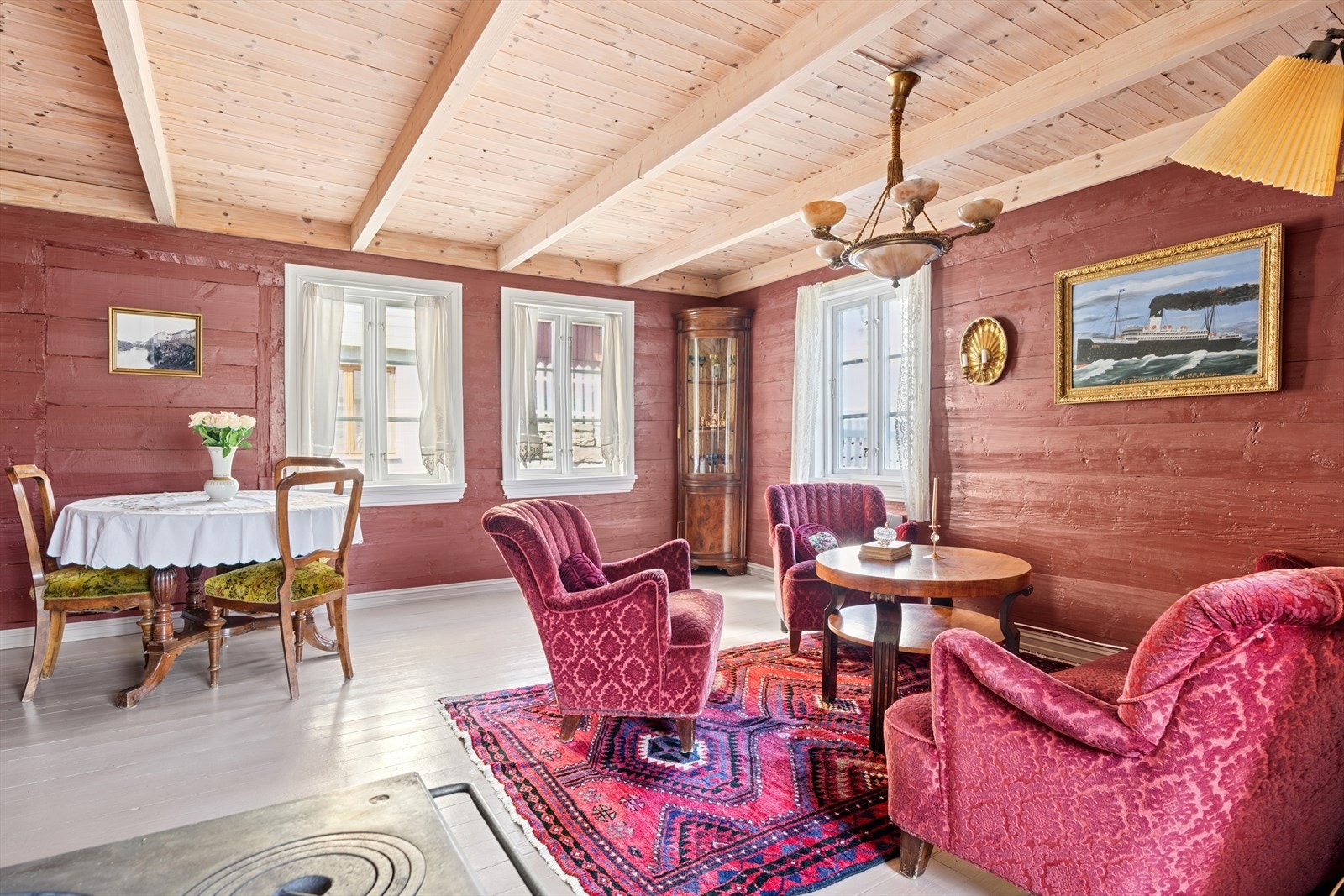 De romslige stuene gir rikelig med plass og har bevarte detaljer som understreker boligens historie. Galleribilde