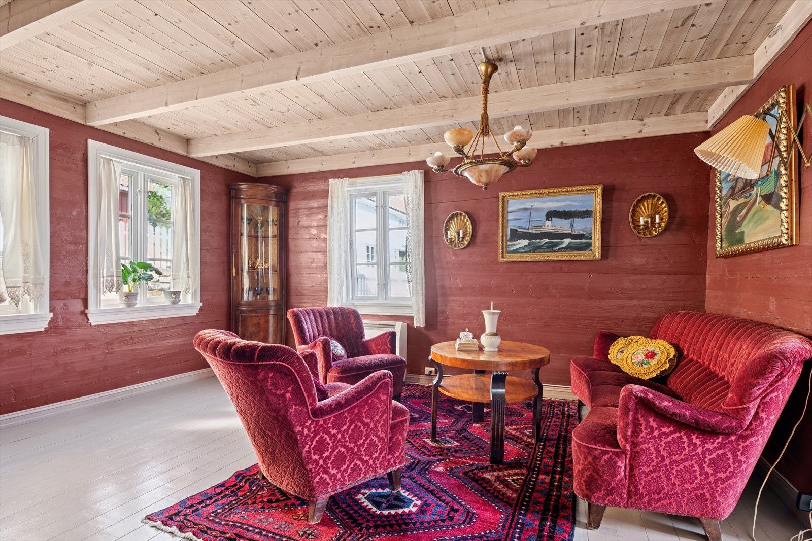 Den andre stuen har synlige tømmervegger og panel i himling, som gir en lun og autentisk atmosfære. Galleribilde