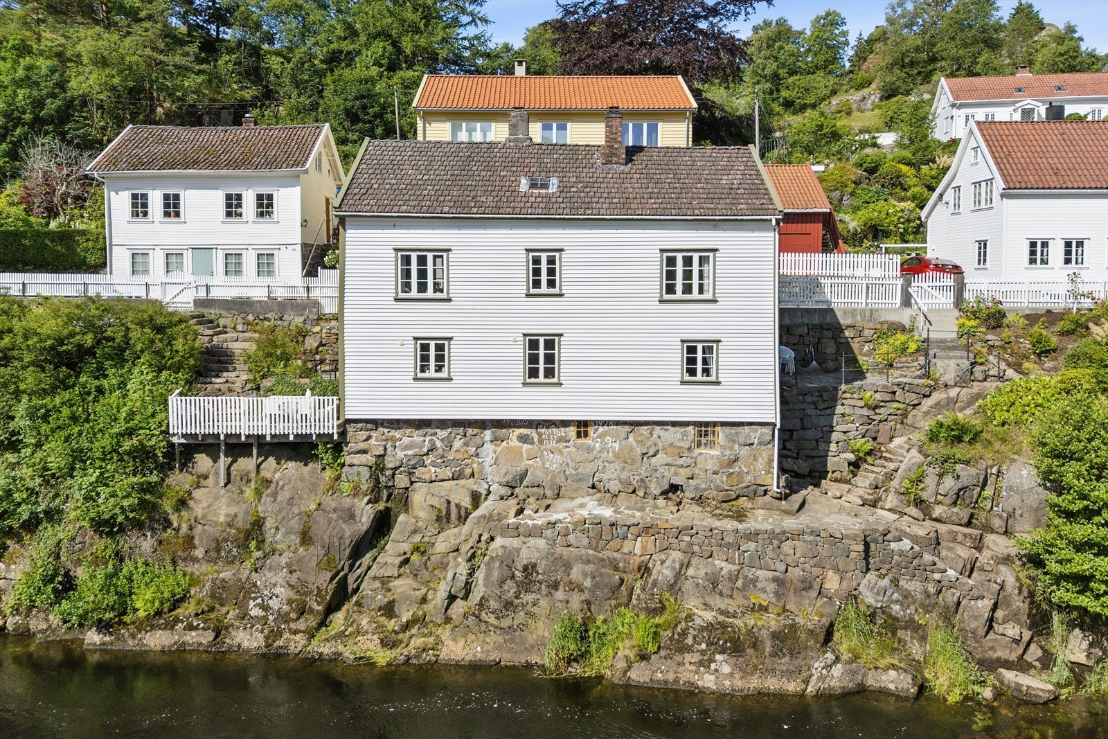 Velkommen til et unikt stykke norsk kulturarv! Denne vakre boligen fra 1864 ligger idyllisk til langs bredden av lakseførende Sokndalselva - midt i det historiske trehusmiljøet som gjør Sogndalstrand så særpreget og ettertraktet. Galleribilde