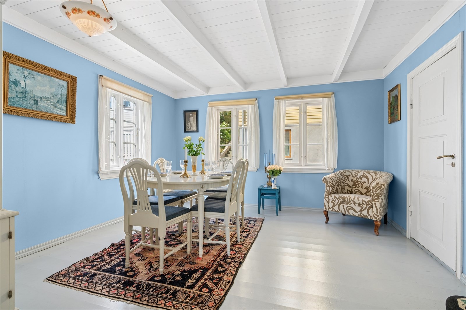 Etasjen har flere stuer som gir fleksibilitet i møbleringen og god plass til sosiale sammenkomster. Galleribilde