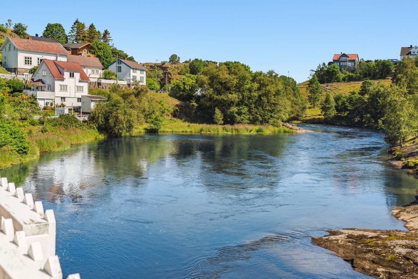 Eiendommen ligger idyllisk til ved lakseelven Sokndalselva , som renner gjennom det historiske landskapet. Galleribilde