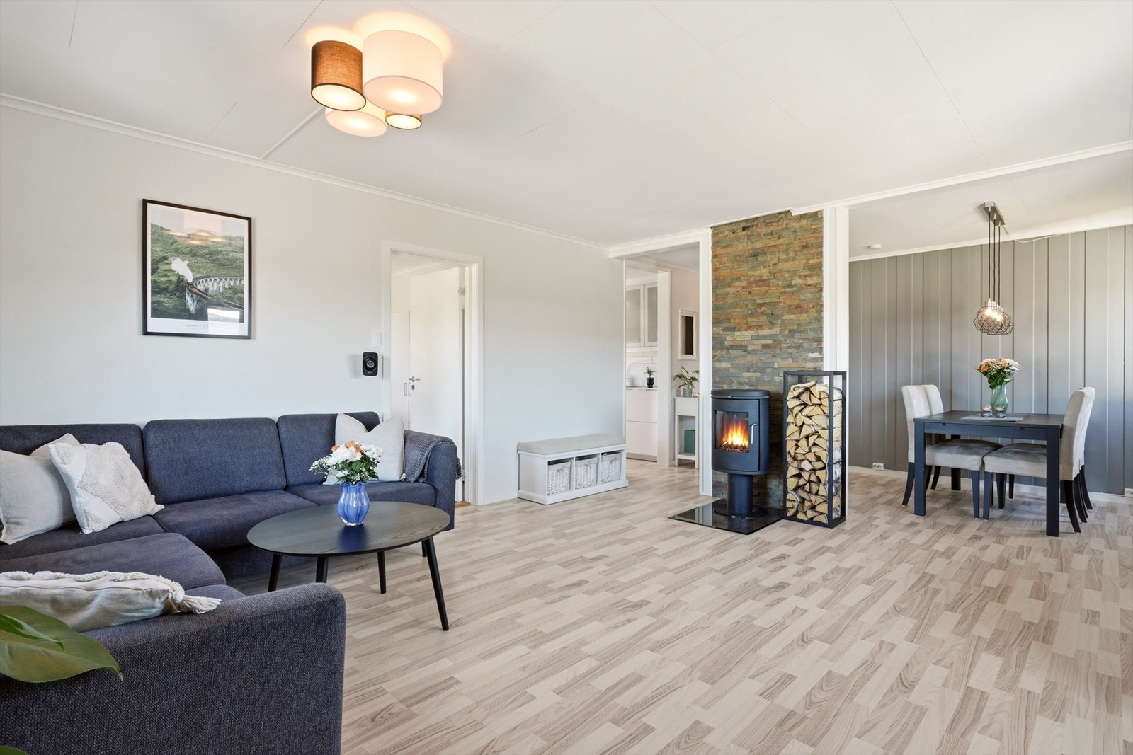 Fint adskilt stue og spisestue del. Galleribilde