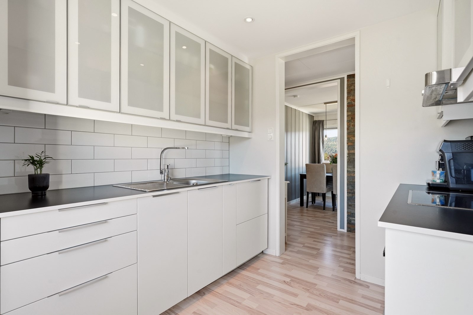 Oversiktlig og praktisk kjøkken med mye skapplass. Galleribilde