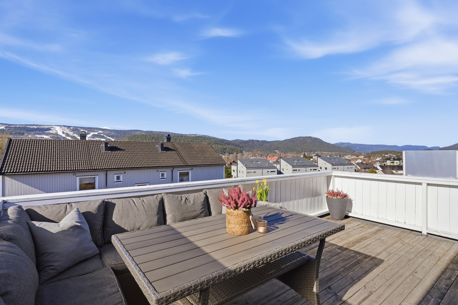 Boligen ligger solrikt og fint til med nydelig utsikt. Galleribilde