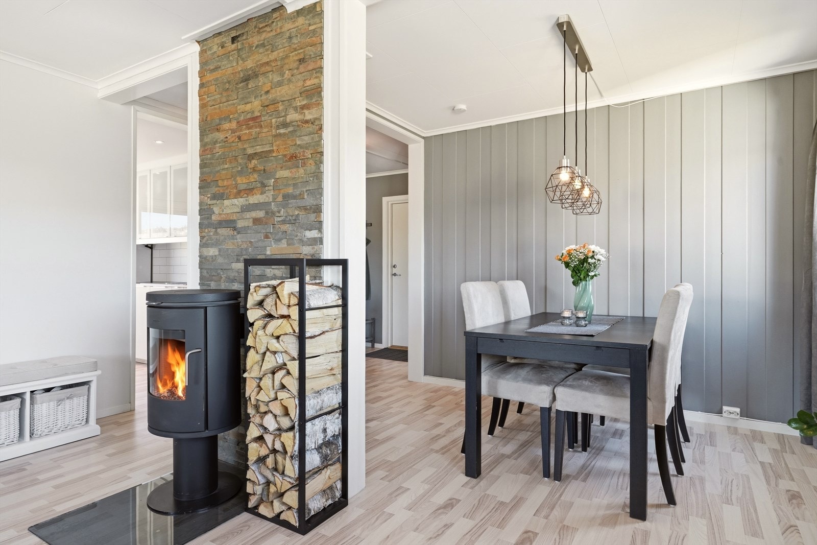 Samle gjester ved den trivelige spisestuen. Galleribilde