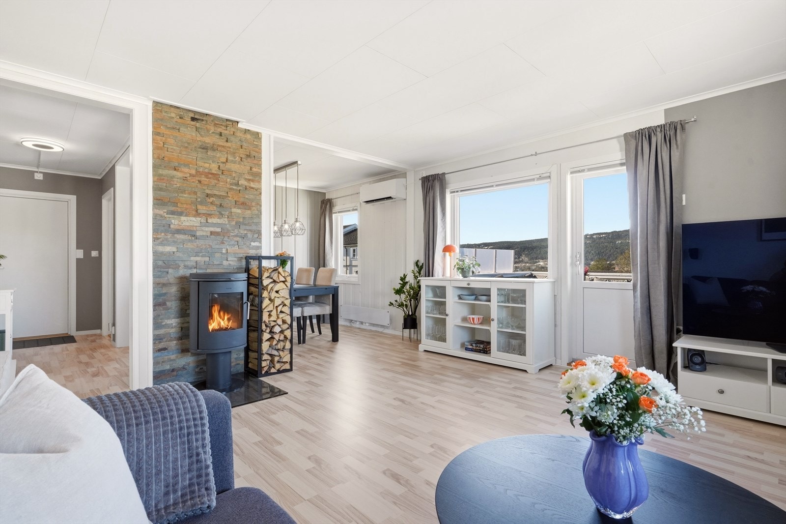 Lys og tiltalende stue med mye lysinnslipp. Galleribilde