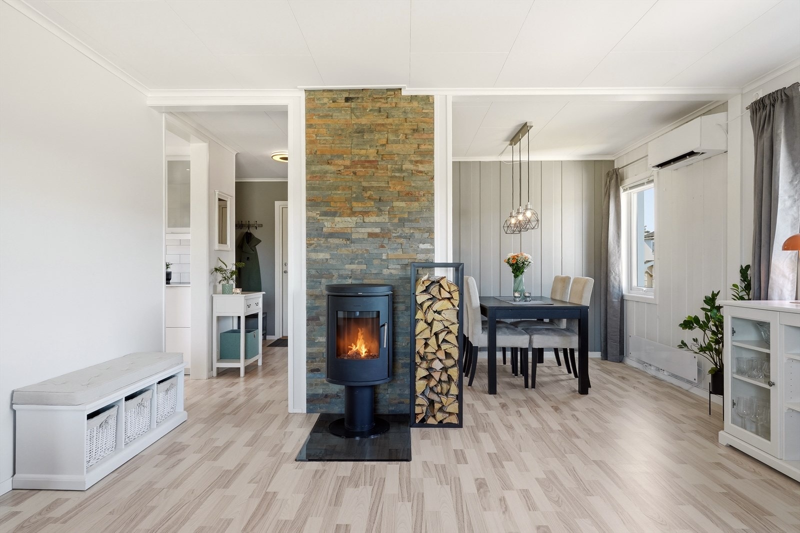 Vedovnen og varmepumpa varmer godt på kaldere dager. Galleribilde