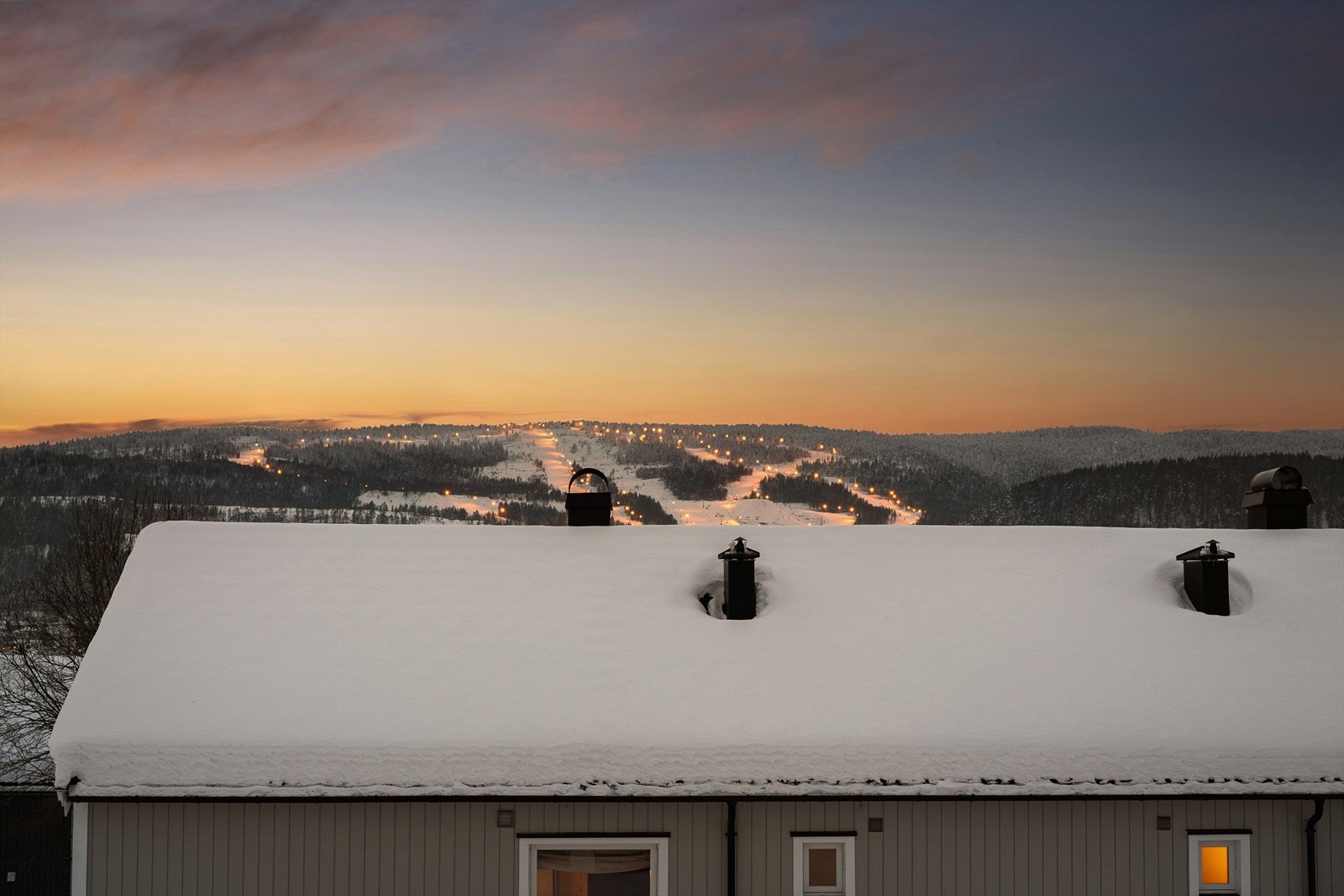 Om vinteren lyser skisenteret fint opp. Galleribilde