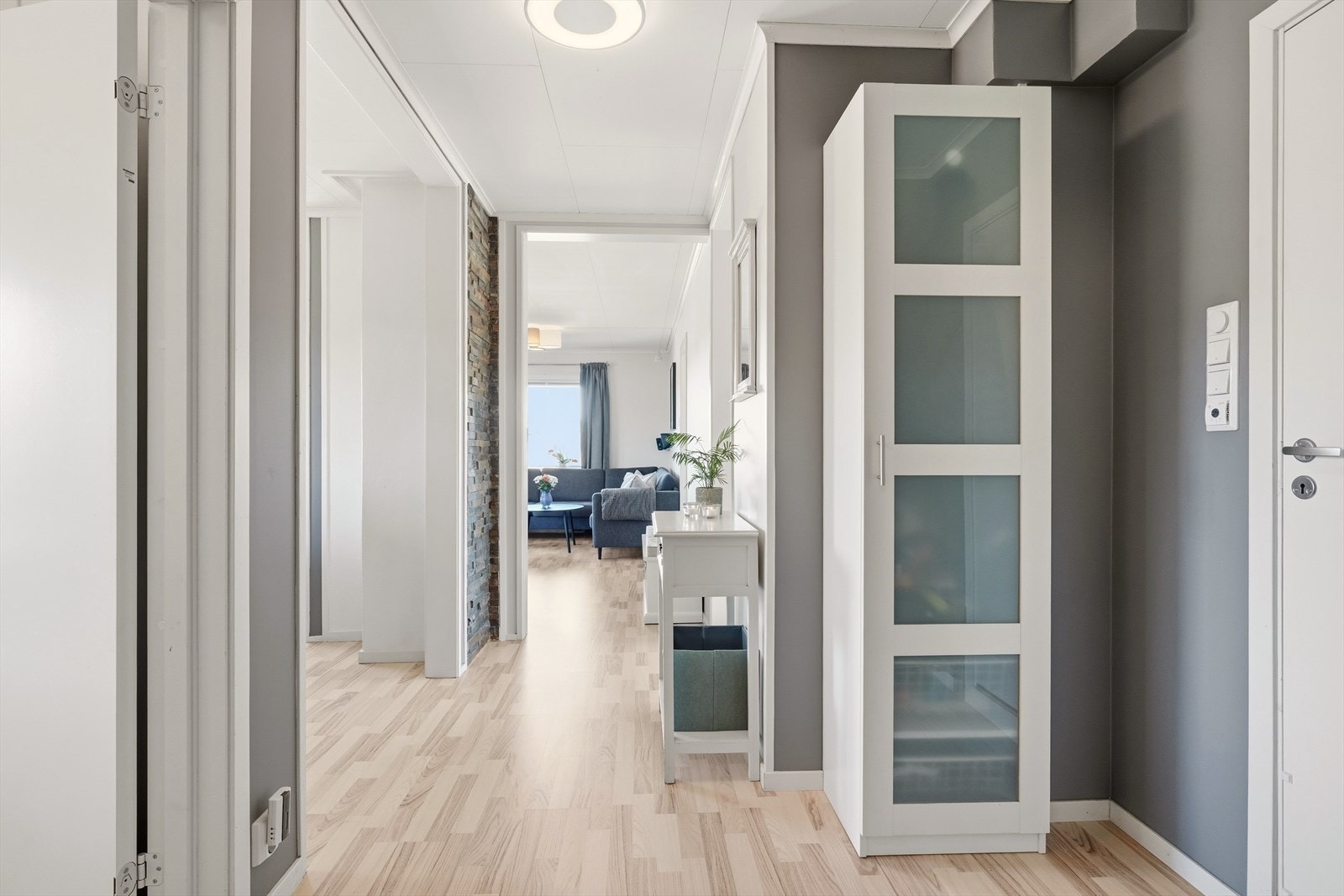 Entrè/gang med plass til kommode og garderobeskap. Galleribilde