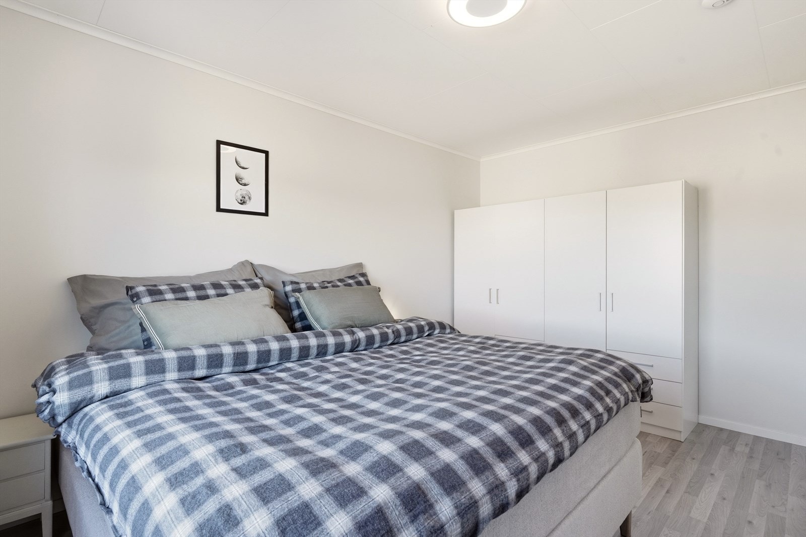 På rommet er det garderobeskap. Galleribilde