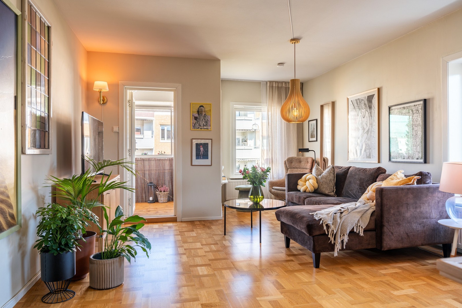 Hjørnebeliggenheten gir lysinslipp fra to sider. Galleribilde