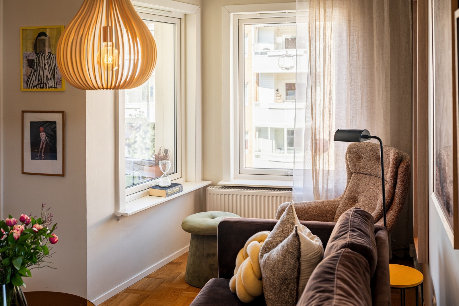 Kroken ved vinduene passer perfekt som lesekrok. Galleribilde