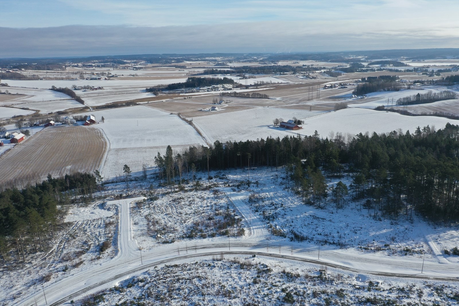 Her bor du barnevennlig med marka som nærmeste nabo, og med skole og barnehage i gangavstand. Beliggenheten er sentral, med kun 15 minutters kjøring til Moss, Fredrikstad og Sarpsborg. Galleribilde