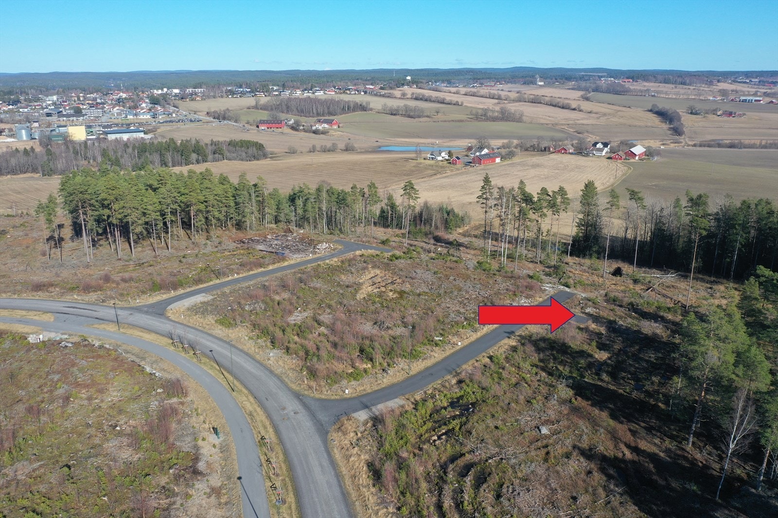 Tomten ligger høyt og fritt i enden av stikkveien. Galleribilde