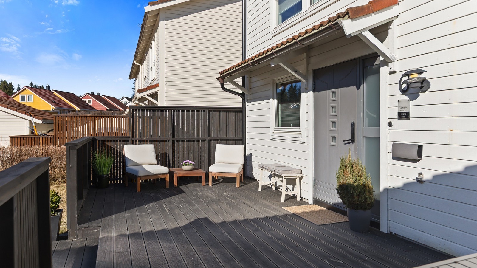 Boligen har terrasse ved inngangsparti med nyere terrassebord og rekkverk fra 2023 og en herlig hage på baksiden. Galleribilde