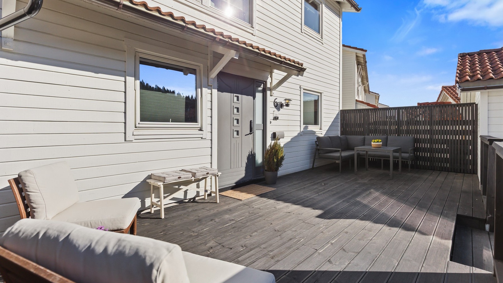 Lun solvegg med god plass til sittegruppe. Her har du solen til ca. kl. 20.30 på sommeren. Galleribilde