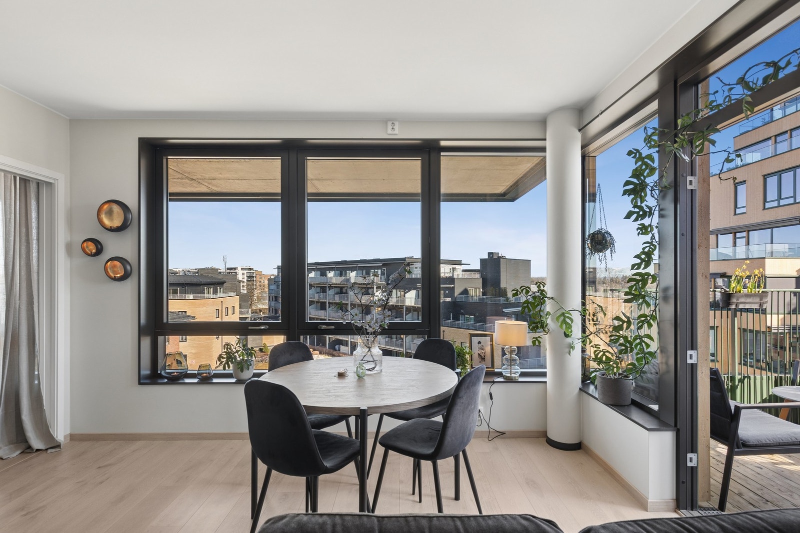 Boligen har vannbåren varme og balansert ventilasjon som gir boligen et balansert og godt inneklima. Galleribilde