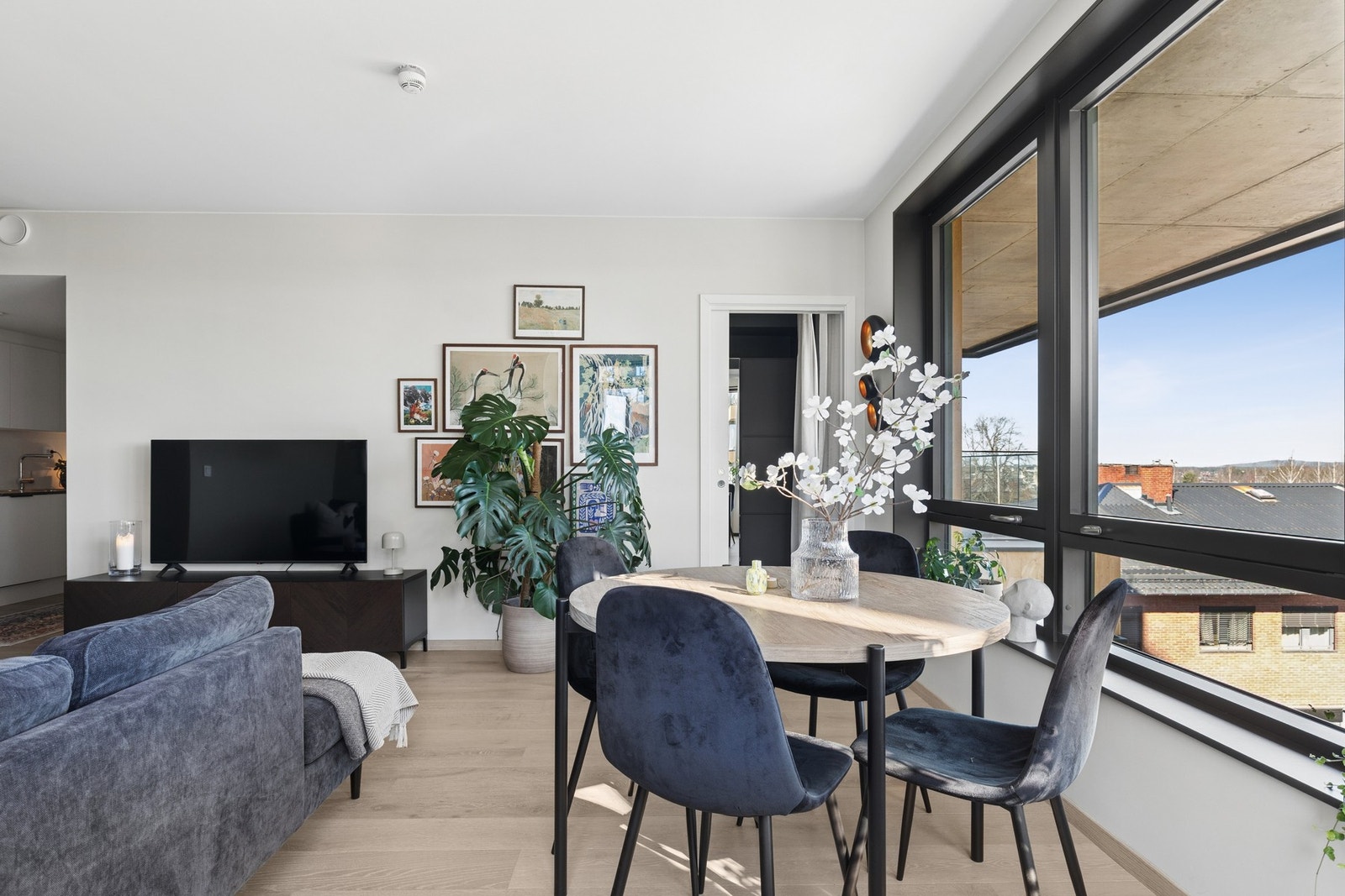 Stuen har inngang til soverom med skyvedør. Galleribilde