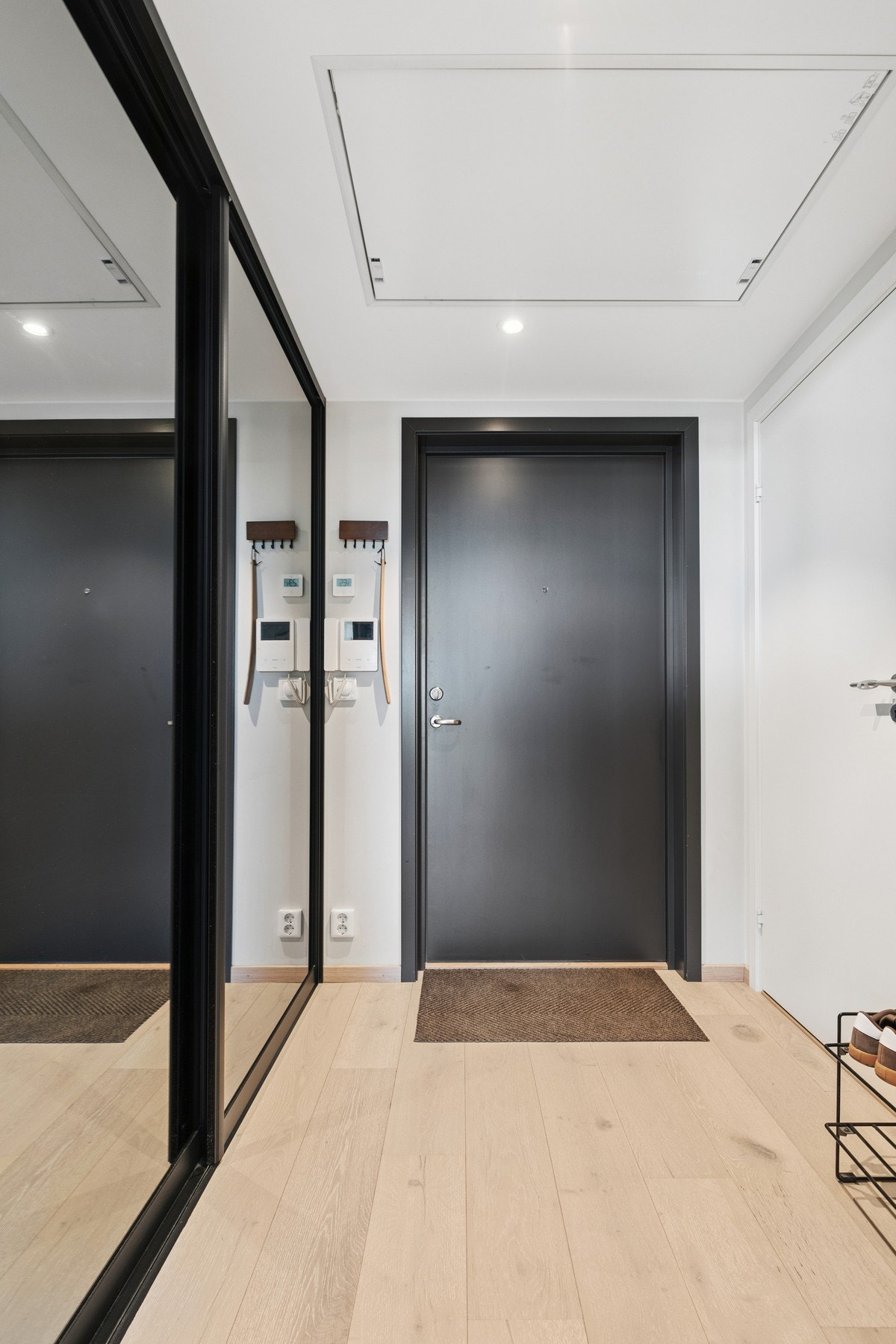 Lys og innbydende entré med speilgarderobe og god oppbevaringsplass. Galleribilde