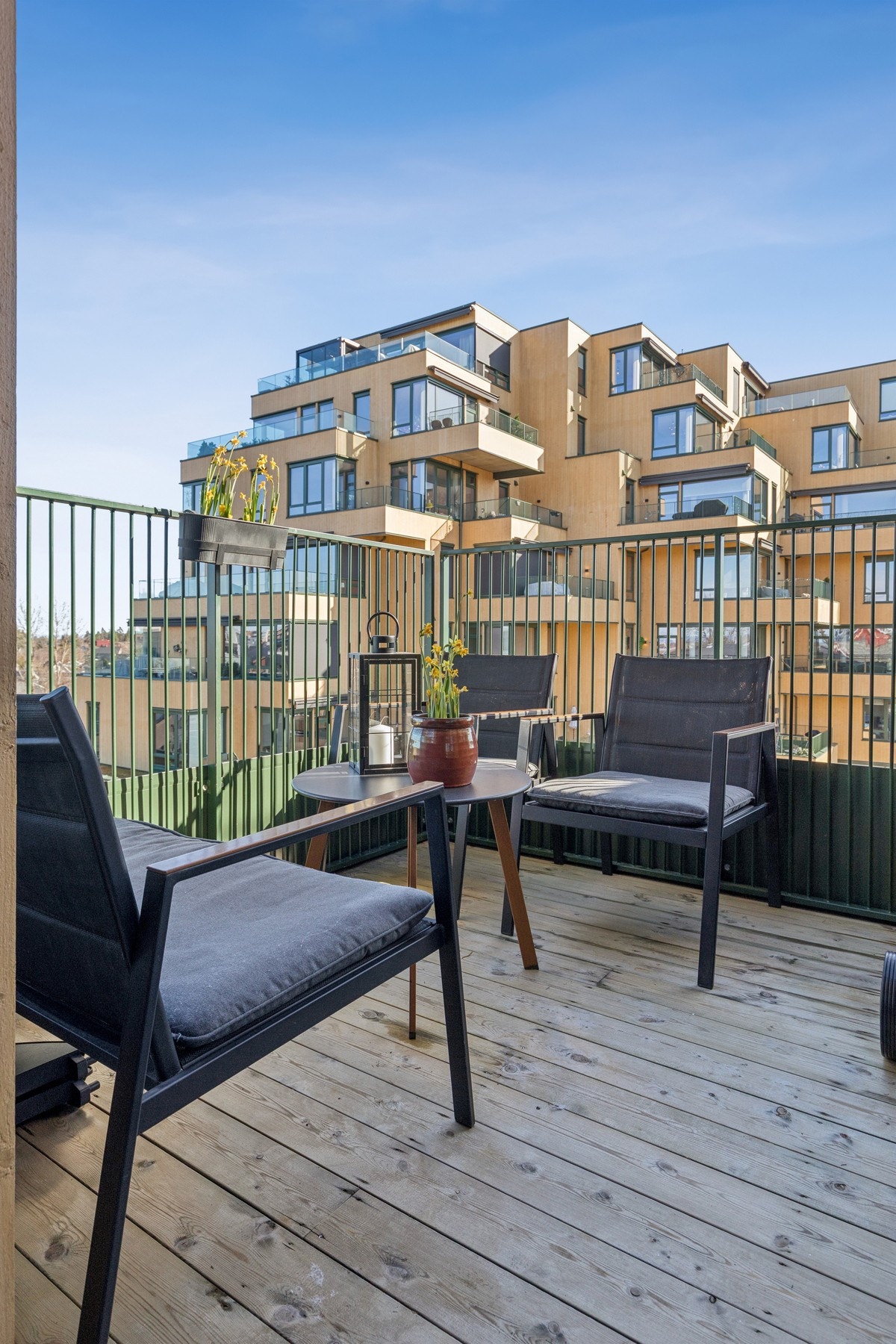 Balkong med adkomst fra stuen på ca. 5 m2, impregnerte terrassebord og malt rekkverk i stål. Galleribilde