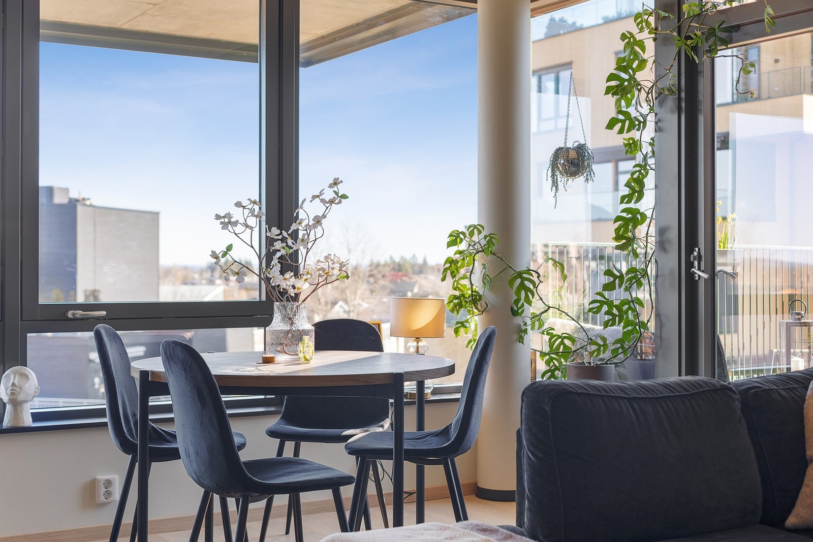 Leiligheten har store vindusflater som gir gode lysforhold og godt utsyn midt i hjerte av Jessheim sentrum. Galleribilde