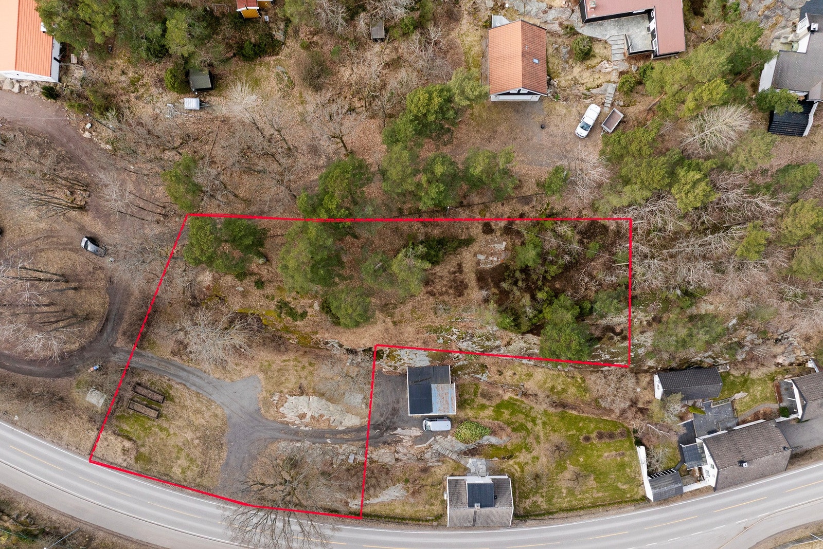 Stor og romslig tomt på ca 2,7 mål. Grensene på bilde ikke helt nøyaktige. Galleribilde