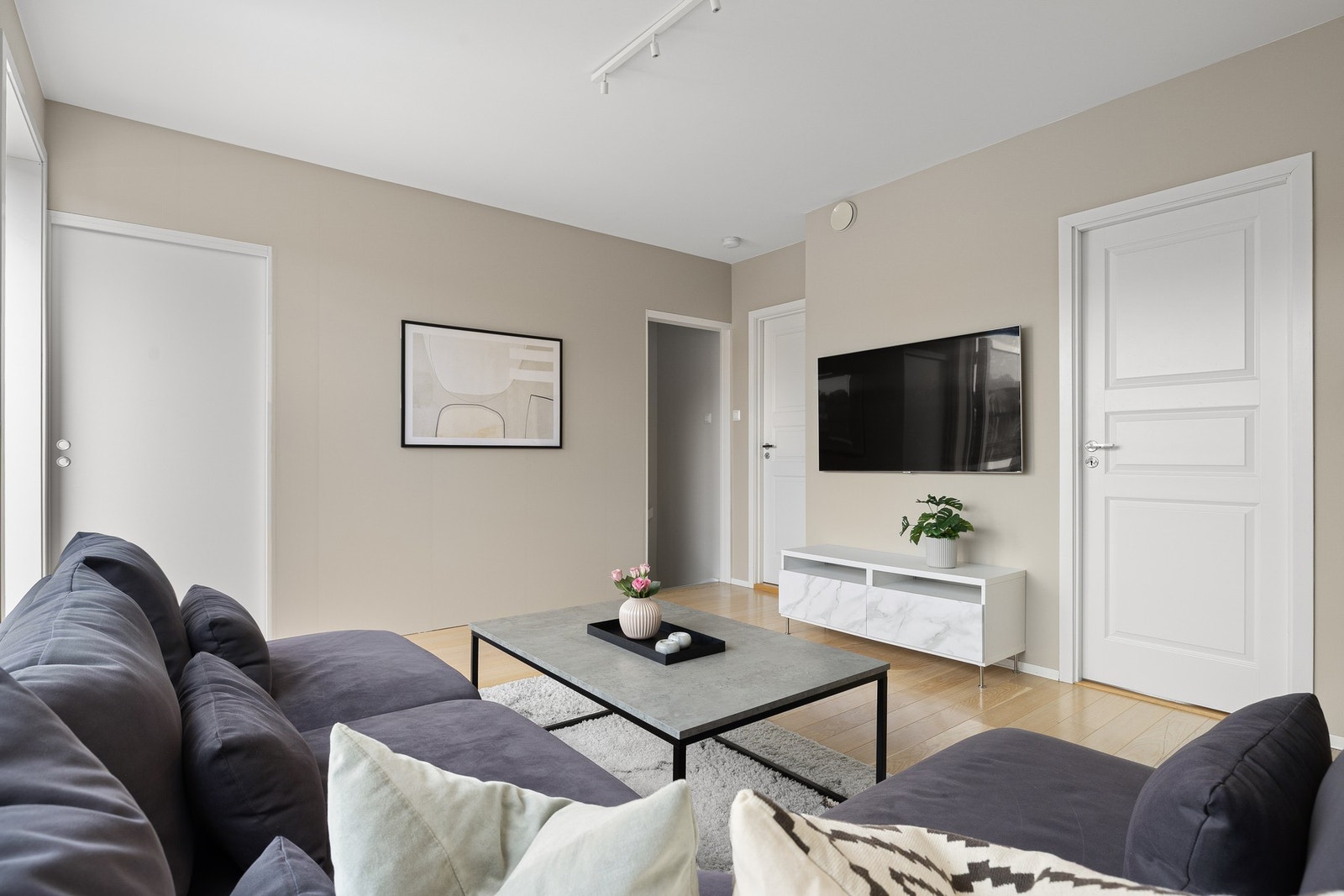 Romslig loftsstue. Det ble i 2025 etablert vegg og en bod (skyvedør til venstre i bildet) for ekstra lagringsplass, samt skjerming mot etasjen under. Galleribilde