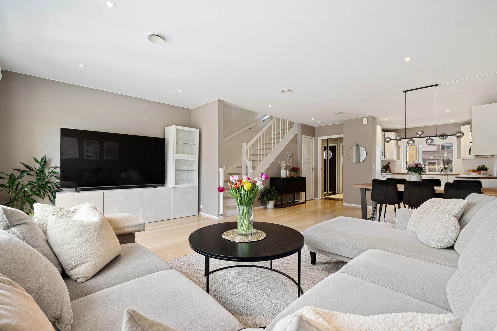 Boligen har en svært god planløsning. Den åpne løsningen mot kjøkkenet, med store vindusflater i begge ender, gir et herlig gjennomlys. Galleribilde