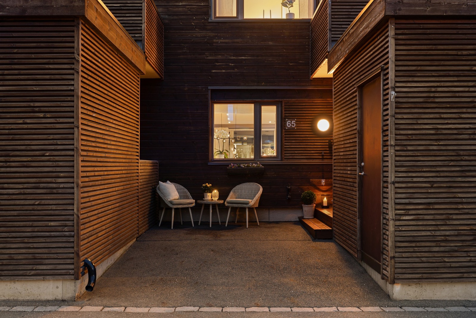 Inngangsparti med god plass til en liten sittegruppe. Galleribilde