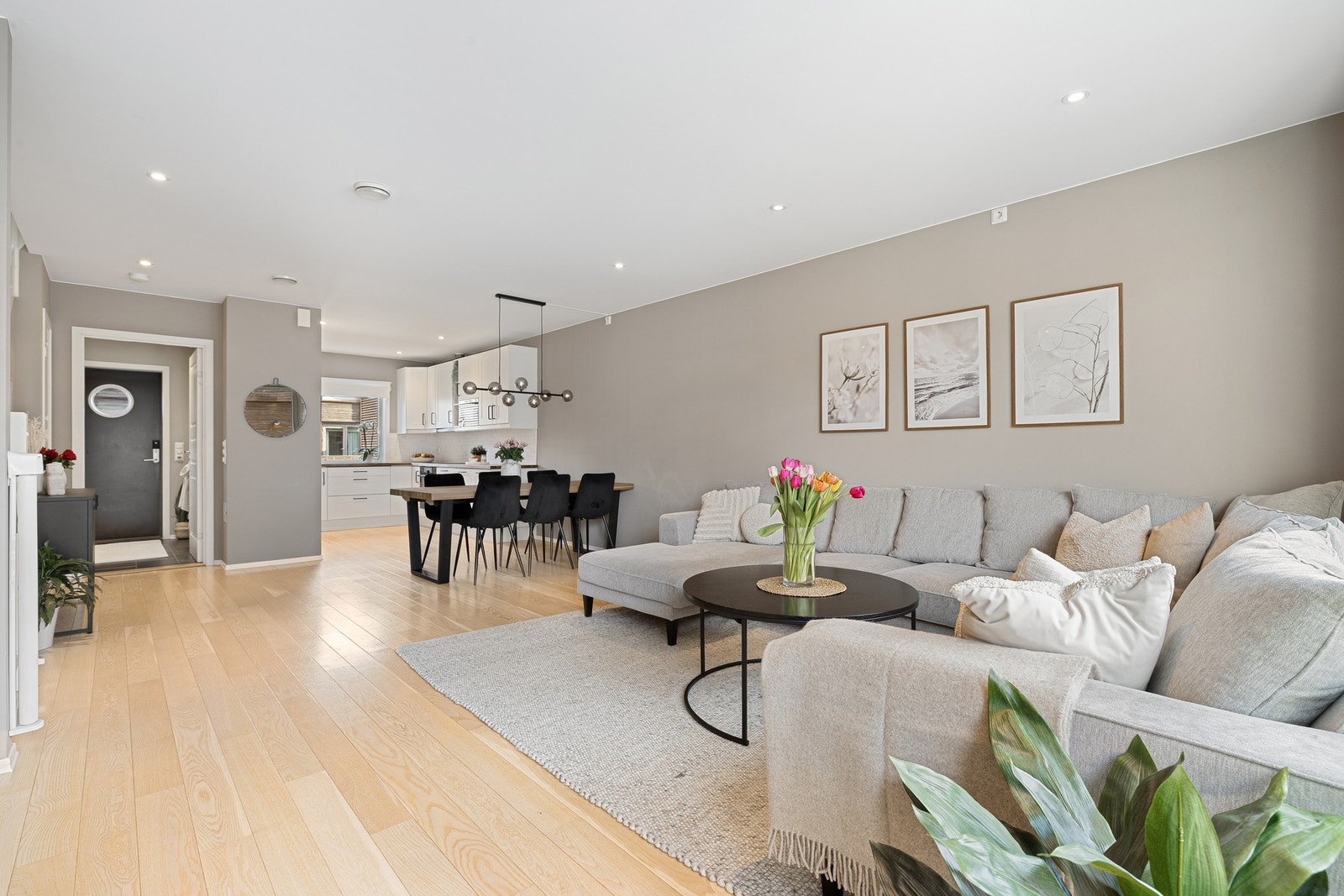 Boligen har vannbåren varme (fjernvarme) og balansert ventilasjon som gir en effektiv oppvarming og et sunt inneklima året rundt. Galleribilde