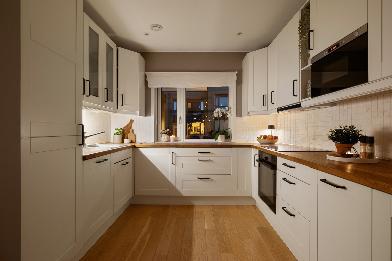 Stekeovn, induksjonstopp, oppvaskmaskin og kjøkkenventilator er helt nye fra 2023. Galleribilde